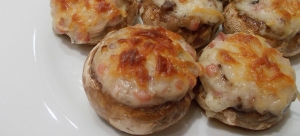 Champiñones rellenos de jamón y queso