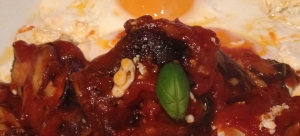 Shiitake con tomate y albahaca